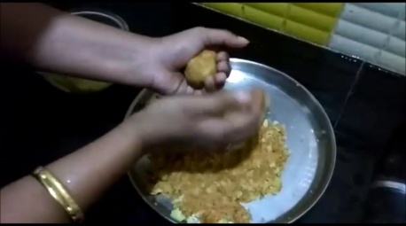 In the meantime with hands make small round spheres of mashed potatoes to make Aloo Bonda as shown.