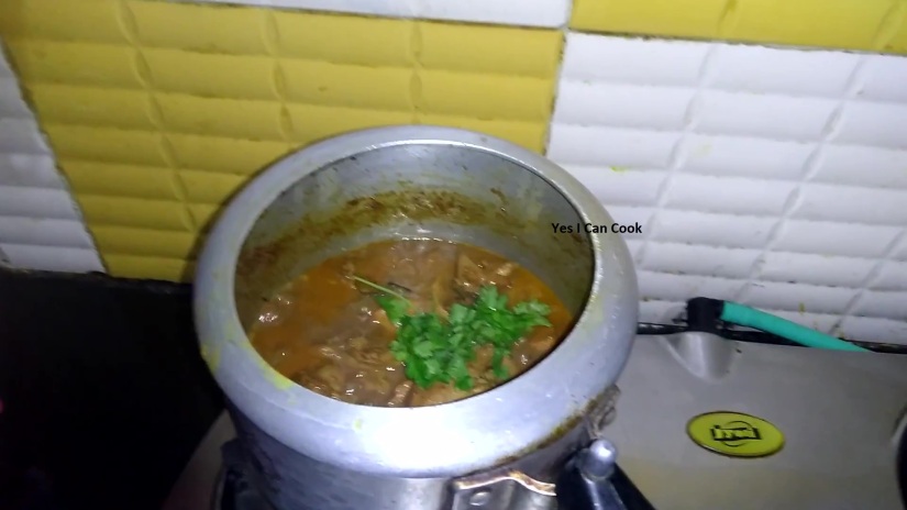Add few fresh coriander leaves to chicken curry 