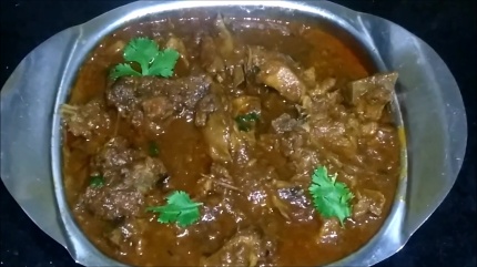 Garnish our delicious mutton gravy with some fresh coriander leaves